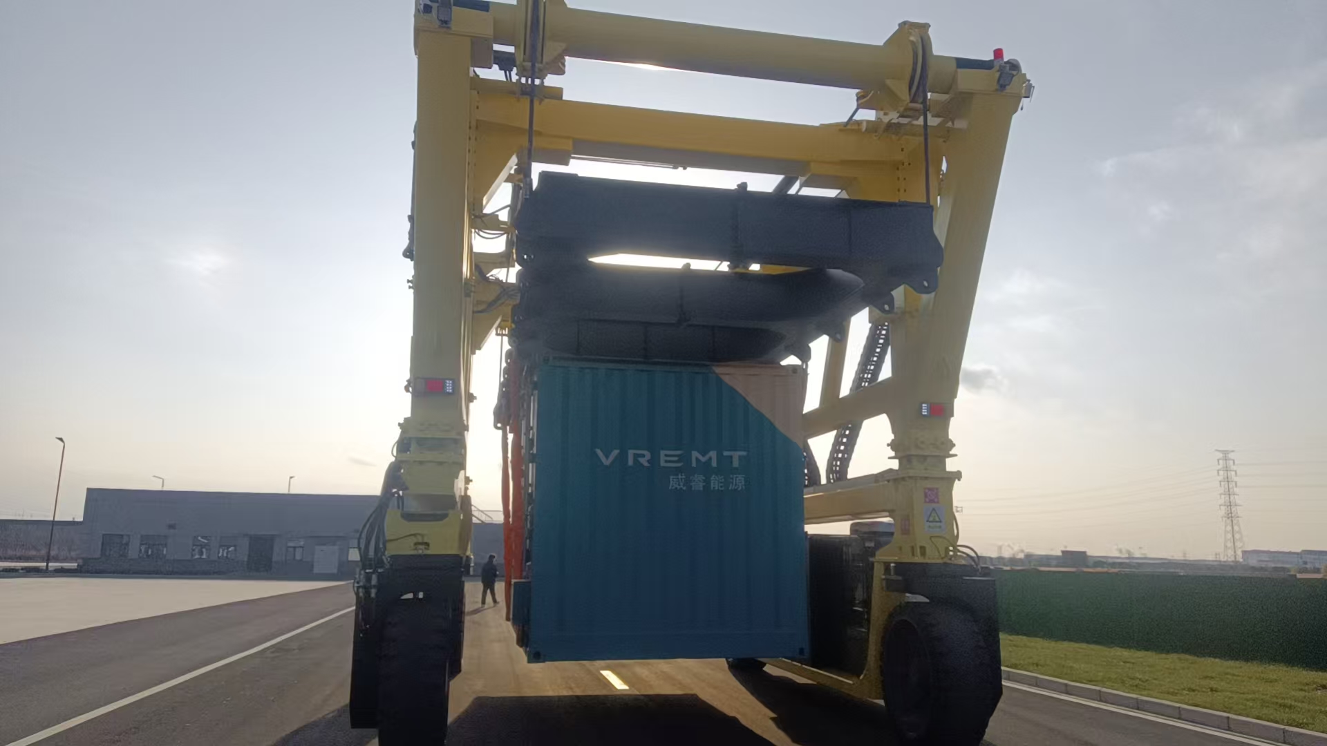 跨運(yùn)車的結(jié)構(gòu)、工作流程及應(yīng)用優(yōu)勢(shì) 跨運(yùn)車的結(jié)構(gòu)、工作流程及應(yīng)用優(yōu)勢(shì)