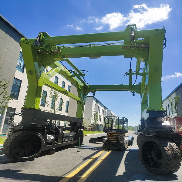 跨運(yùn)車的高效性顯著提升港口物流效率 跨運(yùn)車的高效性顯著提升港口物流效率