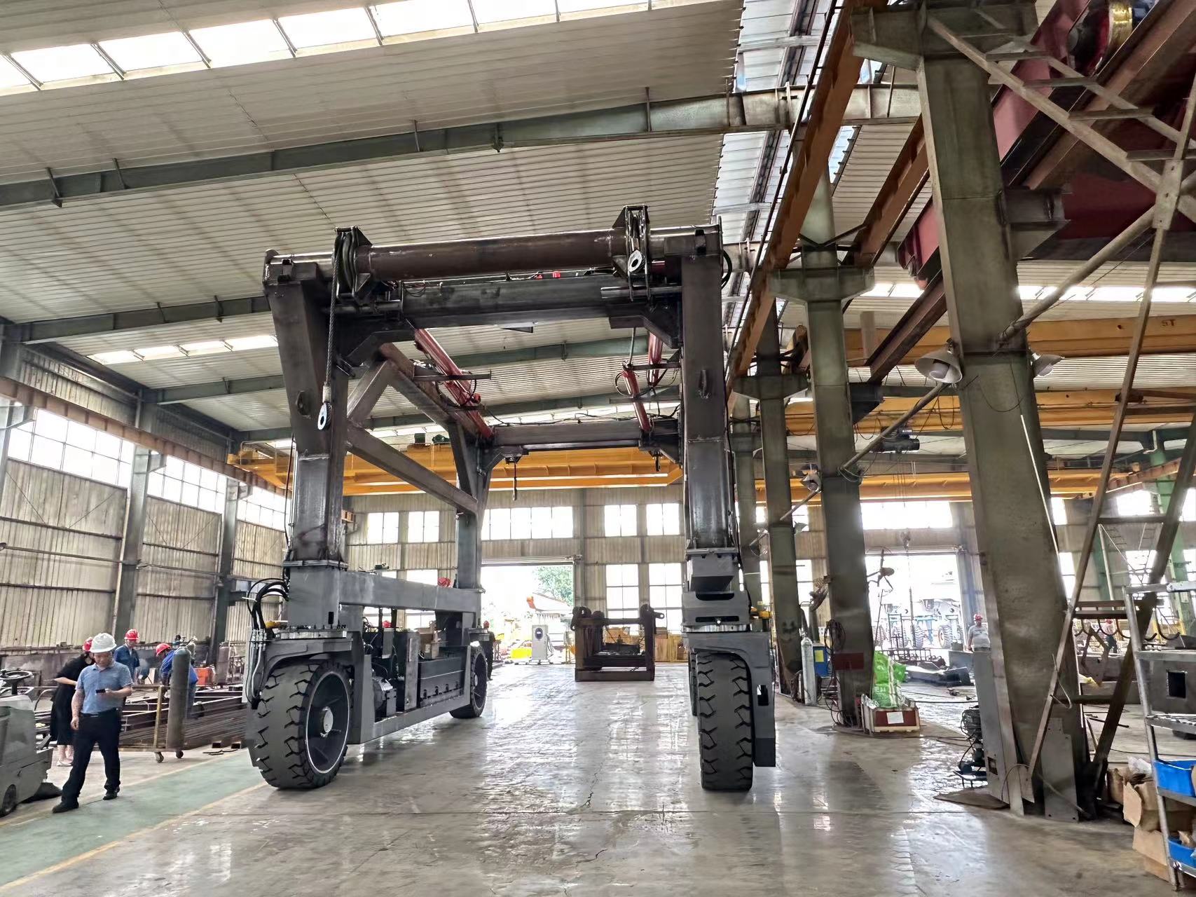 跨運(yùn)車(chē)在多個(gè)行業(yè)有著廣泛的應(yīng)用場(chǎng)景