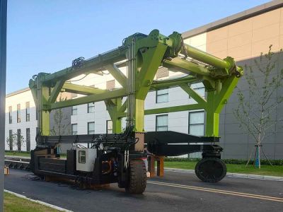 跨運車作業能力強，空間利用率高！
