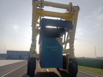 集裝箱跨運車的運轉速度如何？